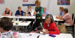 photo of kathy tidswell teaching a class at the uk festival of quilts
